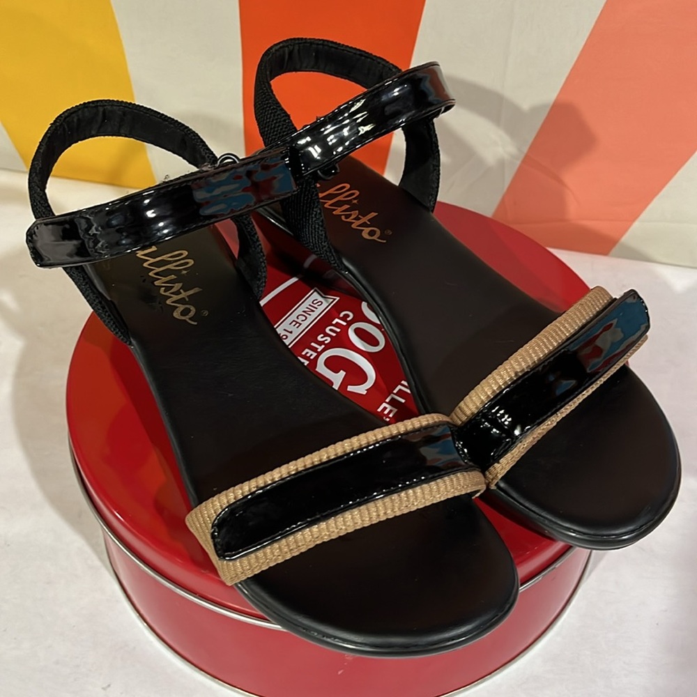 Strappy low heel black and tan sandals – 8
